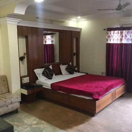 Hotel Poonam Rāipur Extérieur photo