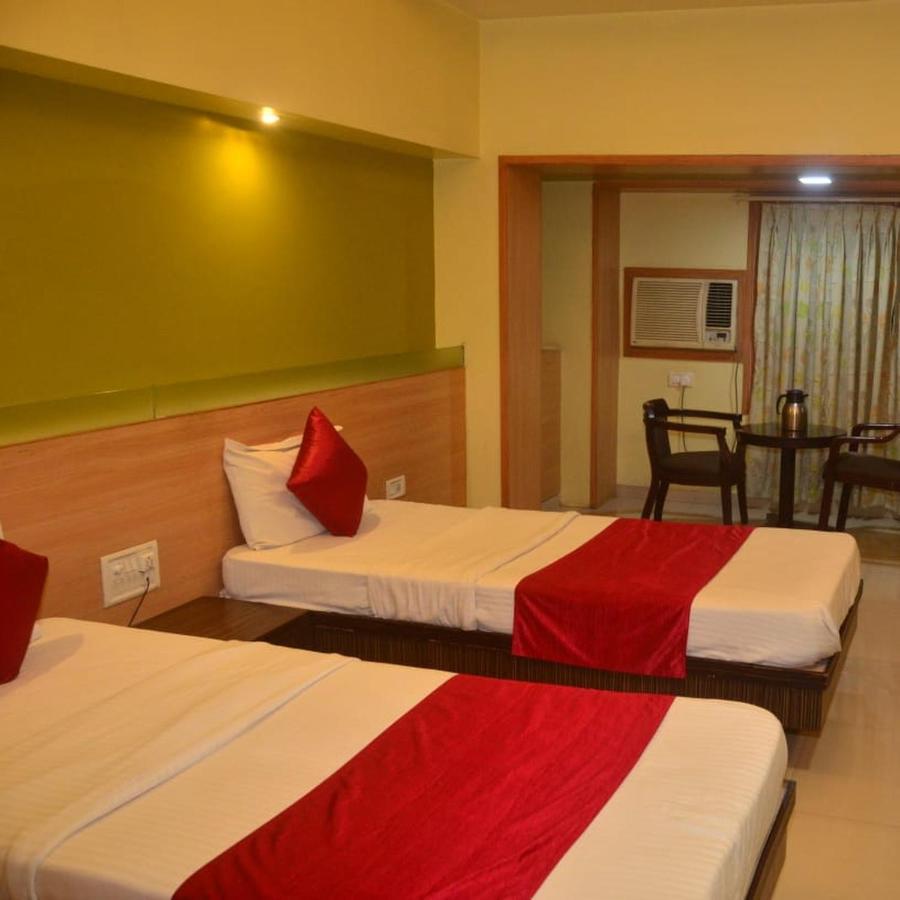 Hotel Poonam Rāipur Extérieur photo