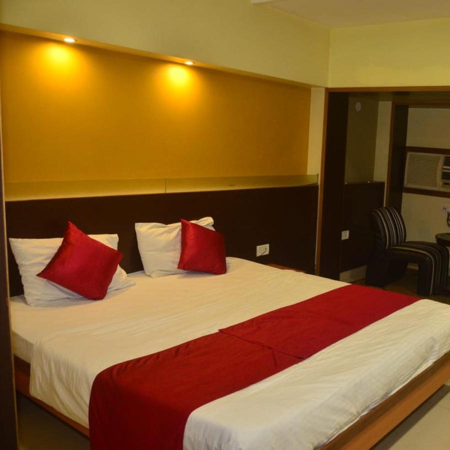 Hotel Poonam Rāipur Extérieur photo