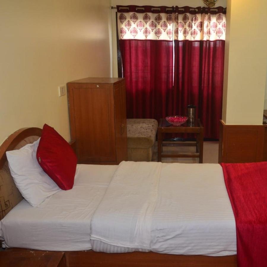 Hotel Poonam Rāipur Extérieur photo
