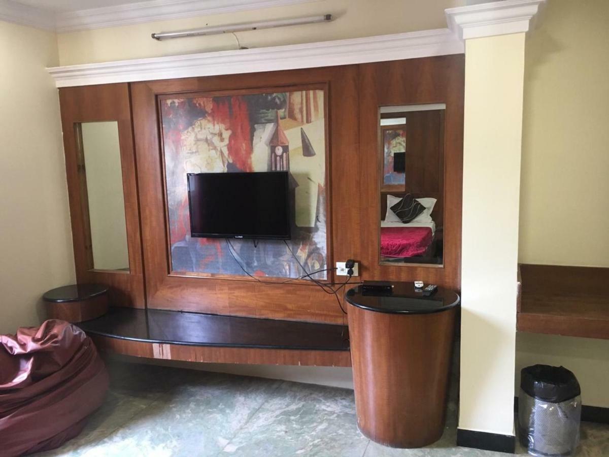Hotel Poonam Rāipur Extérieur photo
