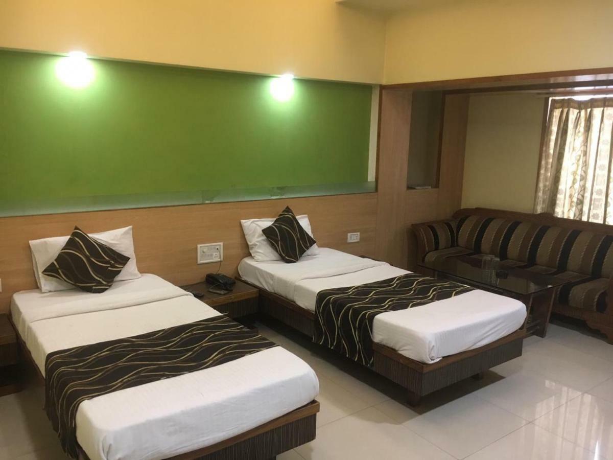 Hotel Poonam Rāipur Extérieur photo